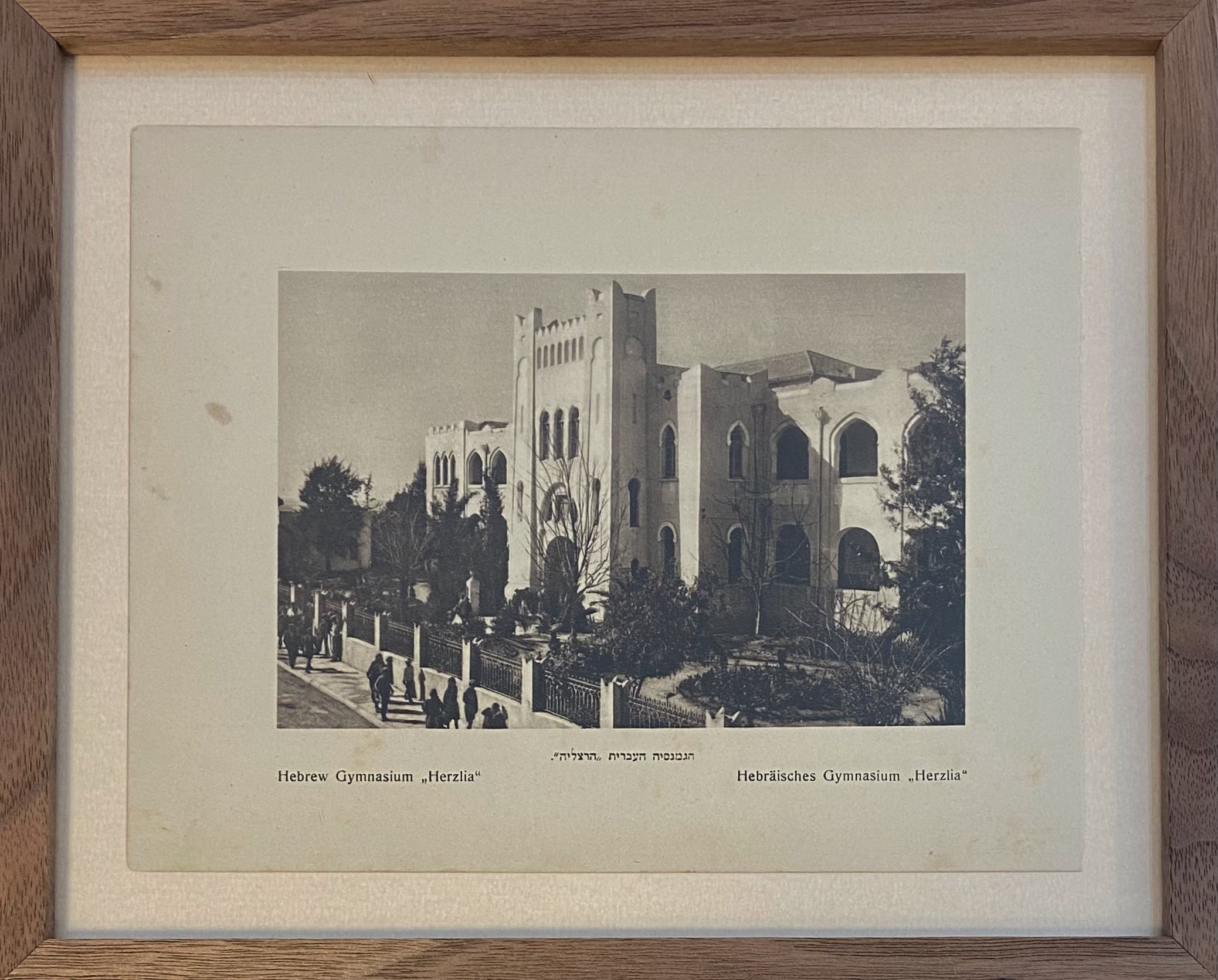 הגימנסיה העברית הרצליה / צילום ממוסגר מתוך של אברהם סוסקין, 1926