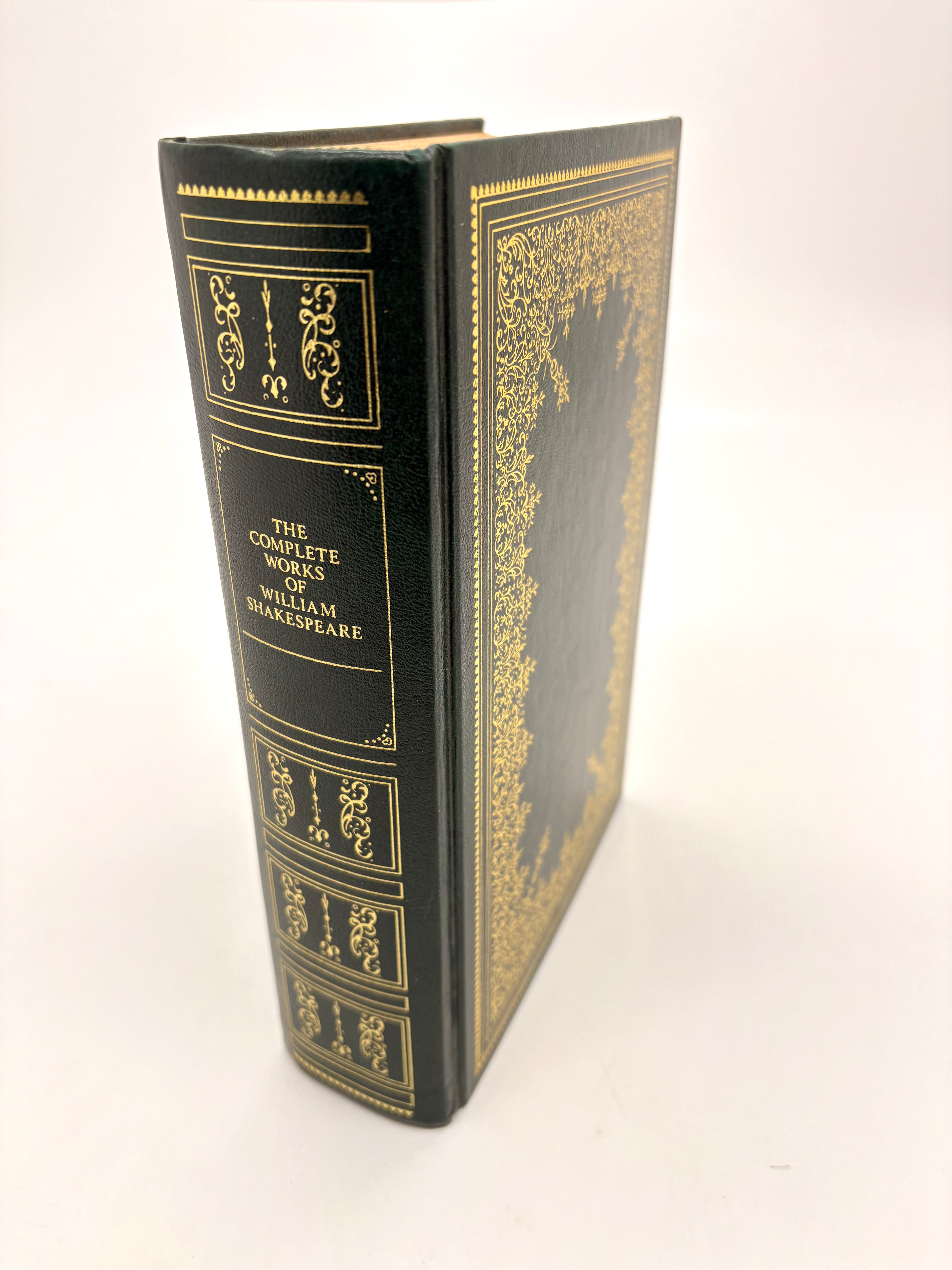 THE COMPLETE WORKS OF WILLIAM SHAKESPEARE / Illustrated