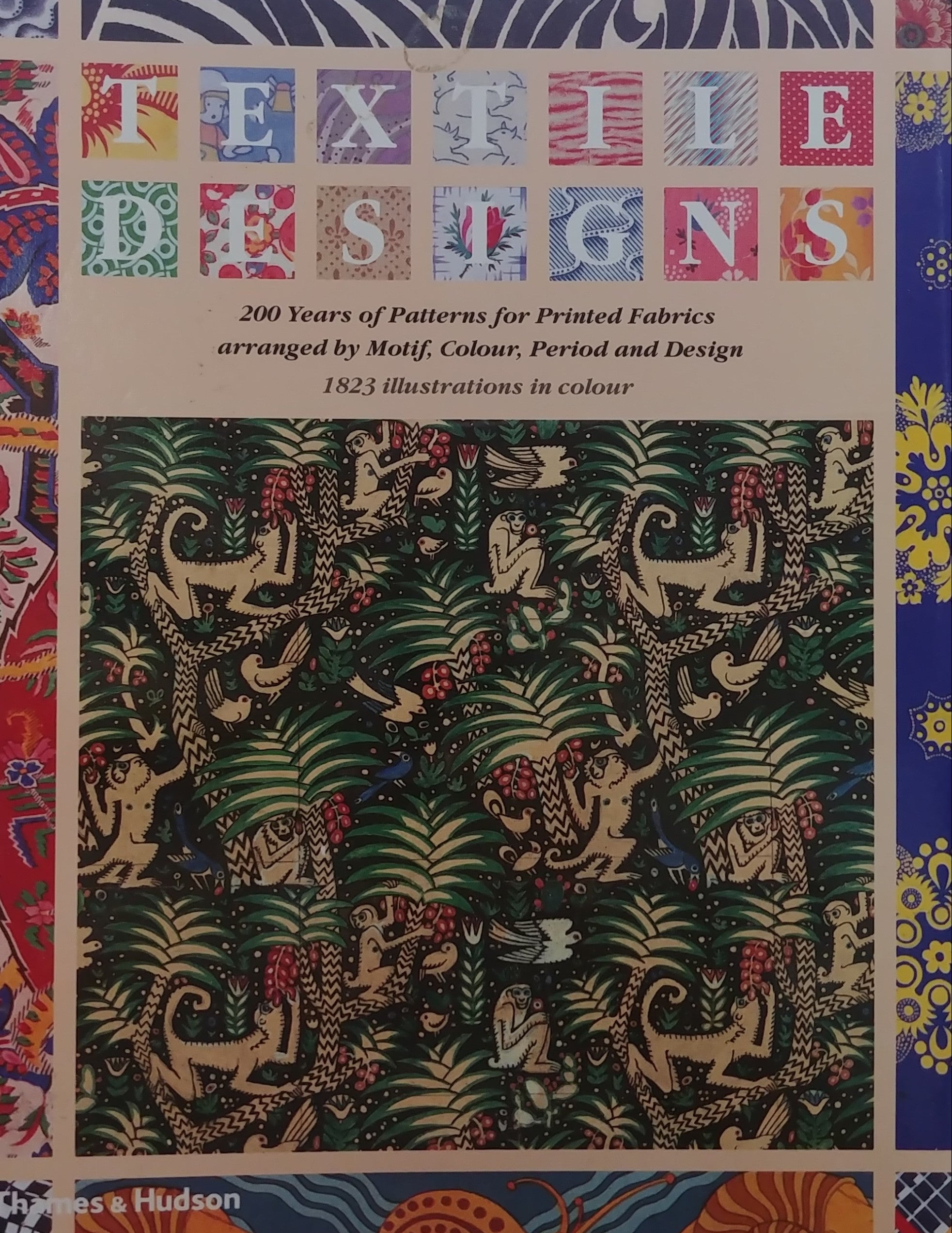 TEXTILE DESIGNS / 200 YEARS OF PATTERNS FOR PRINTED FABRICS ARRANGED BY MOTIF COLOUR PERIOD AND DESIGN